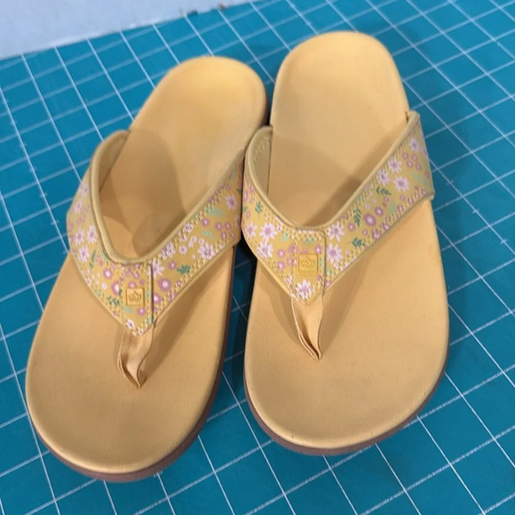 Yellow Floral Spenco Yumi Style Orthotic Flip Flops Size 9 1/2 Wide - Picture 2 of 9